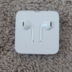 Brand New Wired Apple earphones